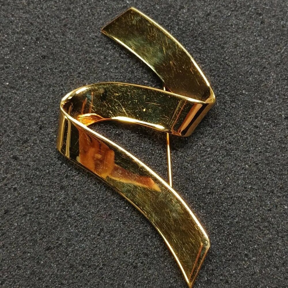 Monet Gold Tone Zigzag Ribbon Brooch Pin Sculptural Fold Bold 1980s 3” Designer